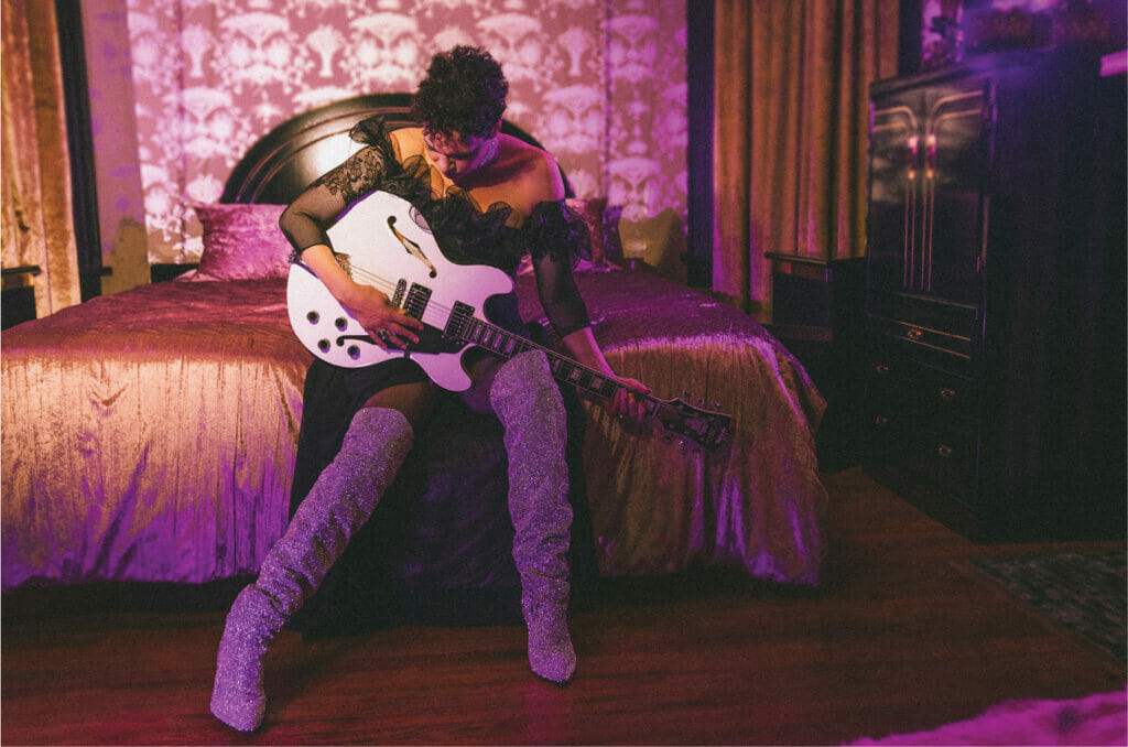 CARRiNGTON MacDUFFiE - Photo on bed and playing guitar