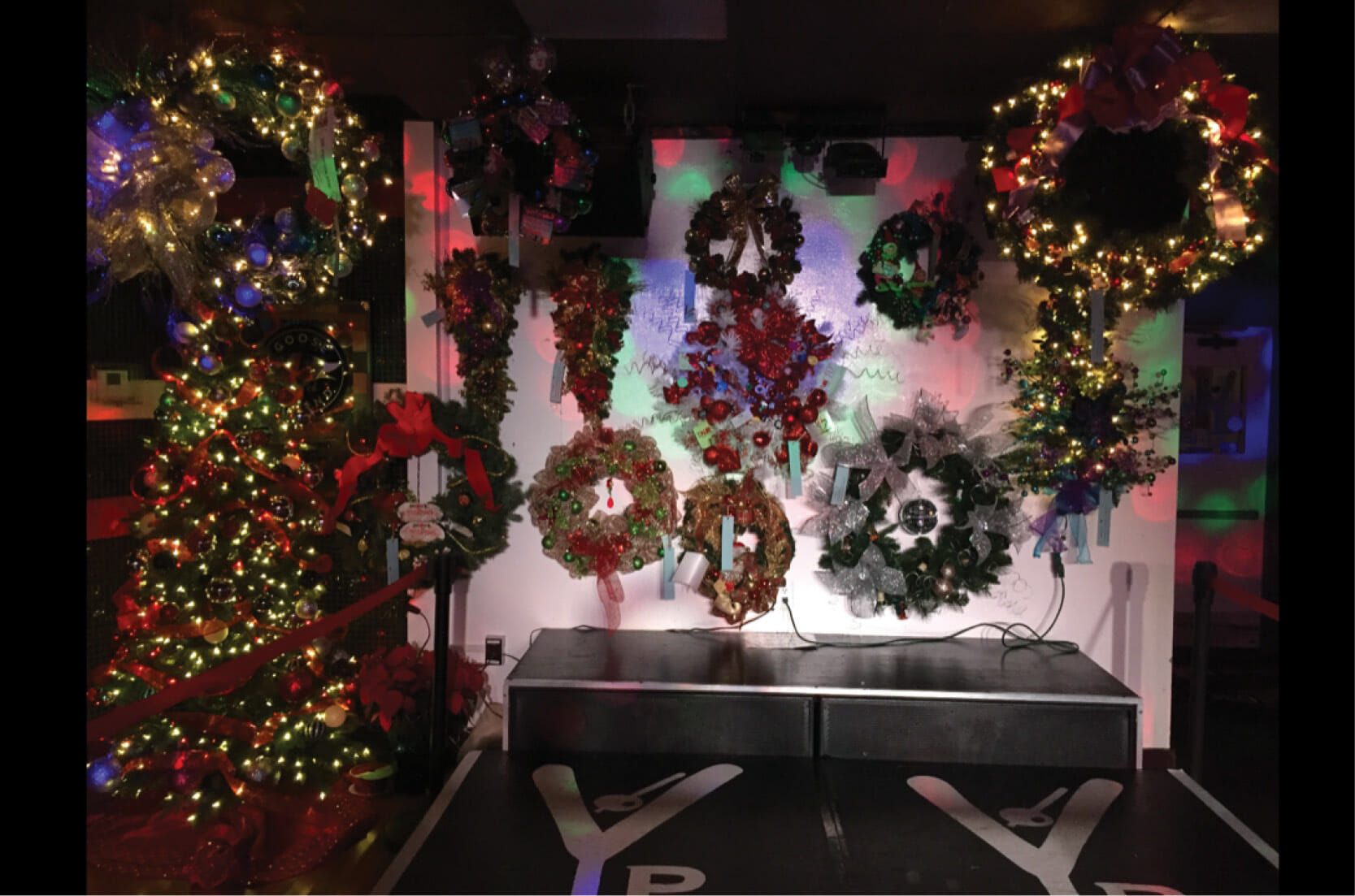 Read more about the article Holiday Door Decor Goes Fab