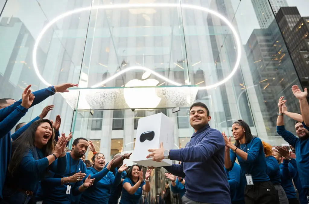 Apple-Vision-Pro-availability-first-customer