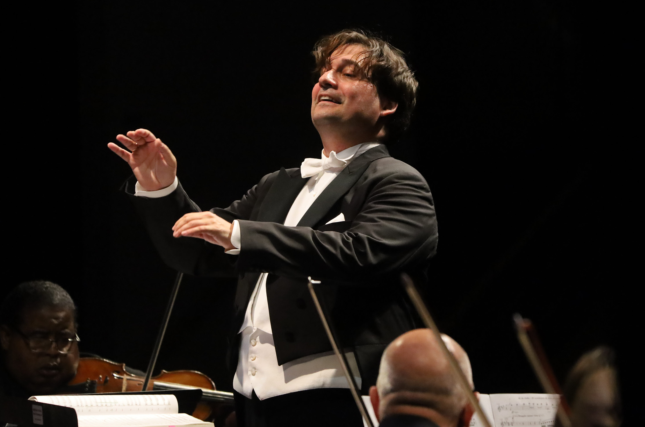 Read more about the article Maestro Pablo Mielgo and the Symphony of the Americas presents Shostakovich’s Symphony No. 7: Leningrad – Resiliency in the Face of Oppression