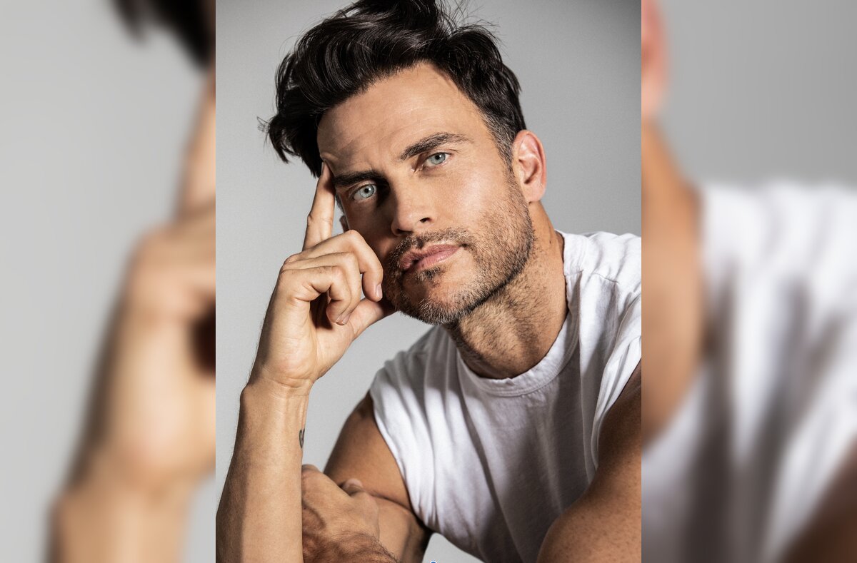 You are currently viewing Cheyenne Jackson