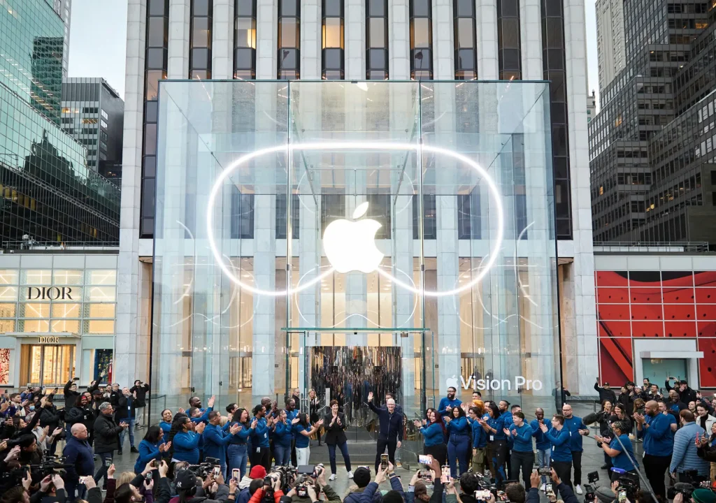 Apple-Vision-Pro-availability-Tim-Cook-Deirdre-O-Brien-and-team-members