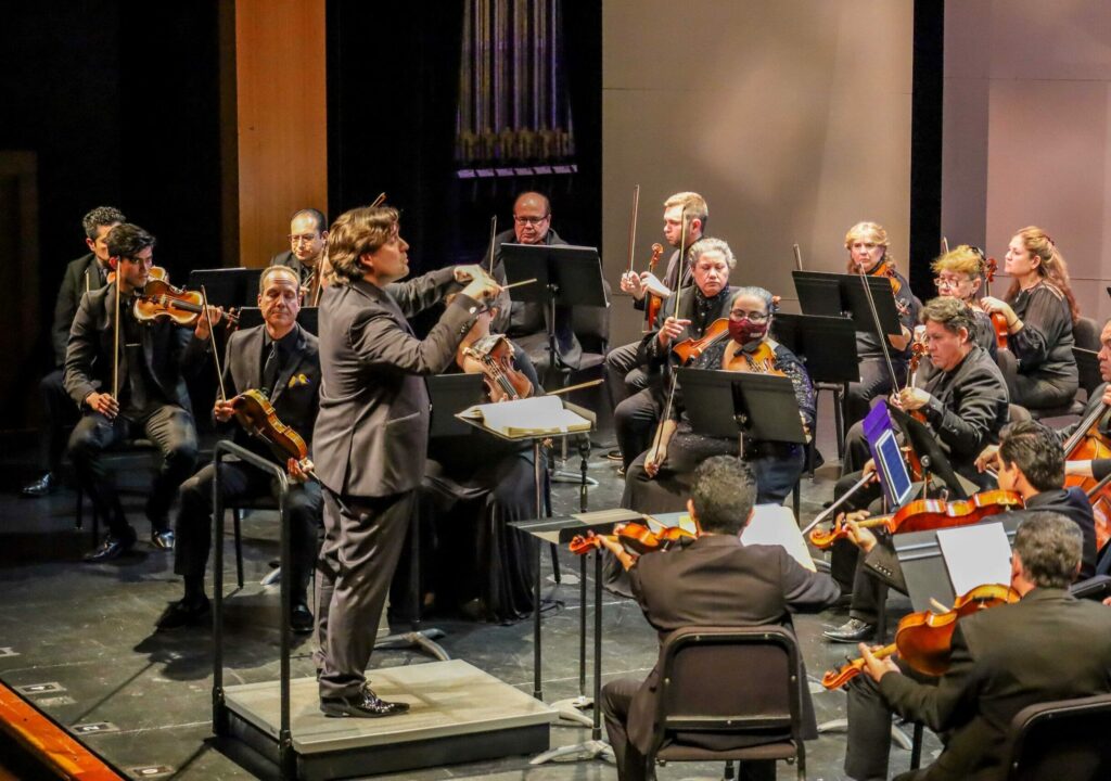 Pablo Mielgo conducts Symphony of the Americas (photo by Zachary Bennet).